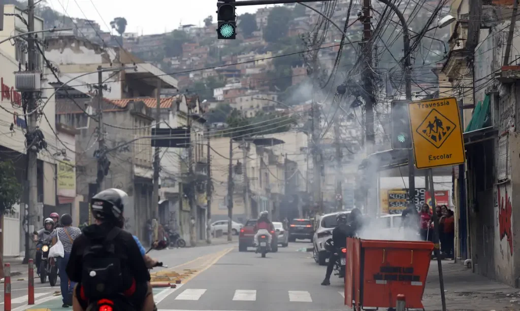 Rio de Janeiro (RJ), 28/10/2025 - Durante operação policia contra o Comando Vermelho, bandidos ordenam fechamento de comércio e usam lixeiras incendiadas para bloquear a via na rua Itapiru, no Catumbi. Foto: Fernando Frazão/Agência Brasil