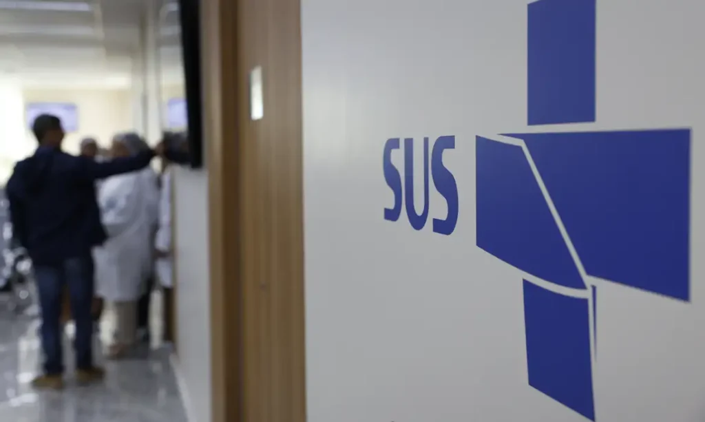 Rio de Janeiro (RJ), 24/04/2025 – Símbolo do Sistema Único de Saúde (SUS), no Super Centro Carioca de Saúde, em Benfica. Foto: Fernando Frazão/Agência Brasil