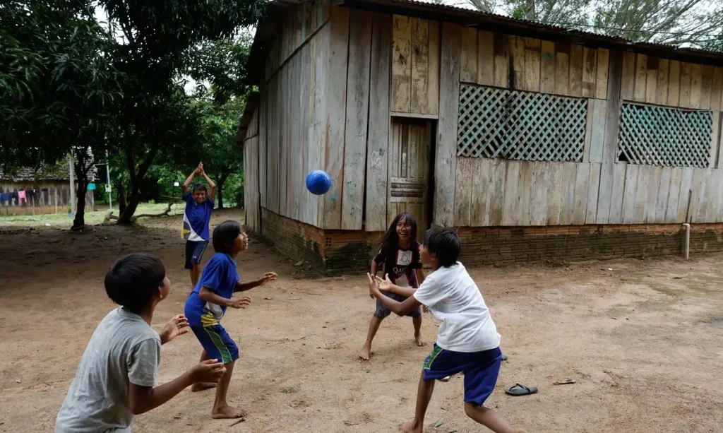 Juara (MT), 08/04/2025 – Crianças indígenas brincam com bola na aldeia Pé de Mutum, Terra Indígena Japuíra, do Povo Rikbaktsa. Foto: Fernando Frazão/Agência Brasil