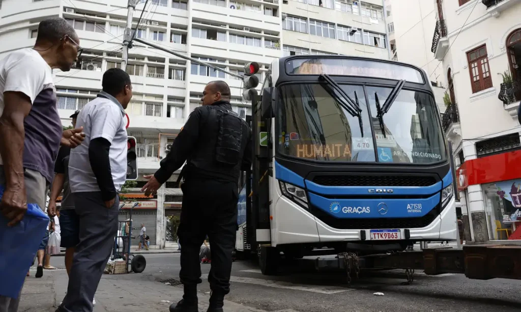 Rio de Janeiro (RJ), 28/10/2025 – Durante operação policia contra o Comando Vermelho, bandidos renderam motorista da linha 409 na Rua do Riachuelo, na Lapa, e obrigaram a atravessar na via, levando a chave. Foto: Fernando Frazão/Agência Brasil
