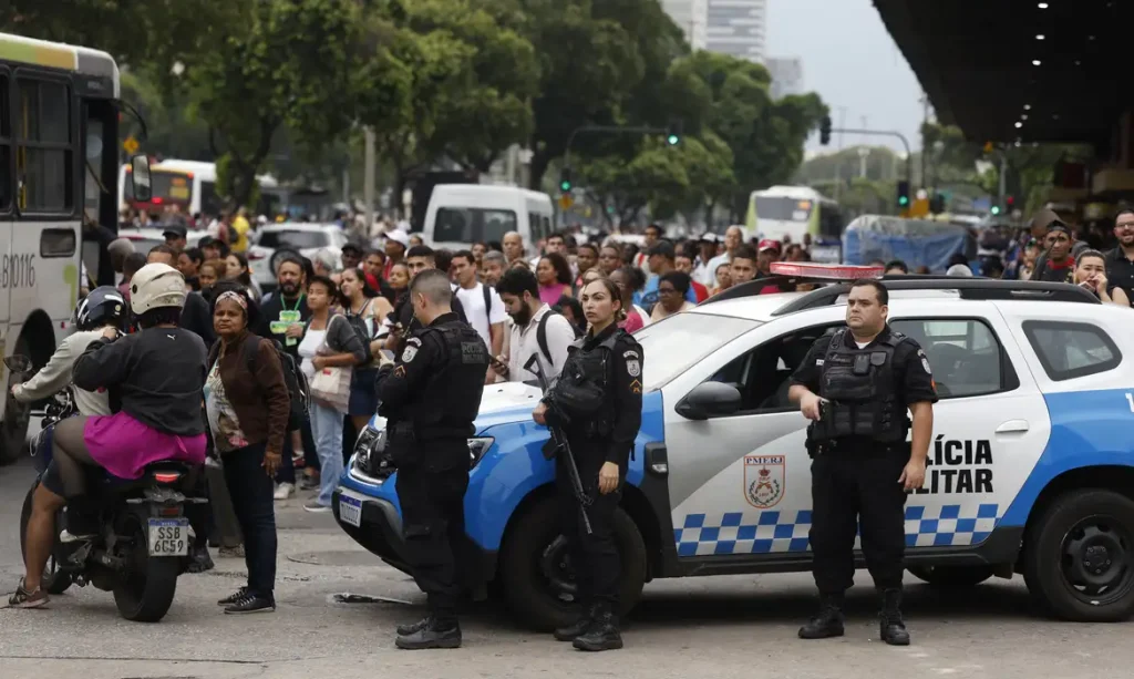 Rio de Janeiro (RJ), 28/10/2025 - Durante operação policia contra o Comando Vermelho, agentes da polícia militar fazem guarda perto de filas nos pontos de ônibus e vans de transporte complementar na região da Central do Brasil, com trabalhadores sendo liberados mais cedo pela situação de violência. Foto: Fernando Frazão/Agência Brasil
