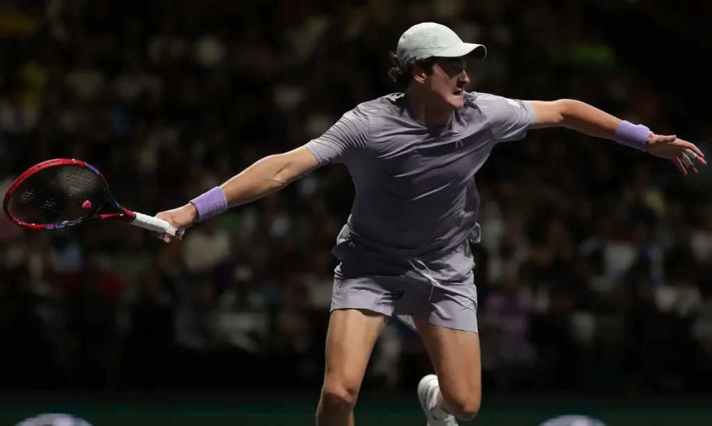Paris, 28/10/2025 - Tenista João Fonseca durante partida de estreia no Marters 1000 de ParisFoto: RolexPMasters/X