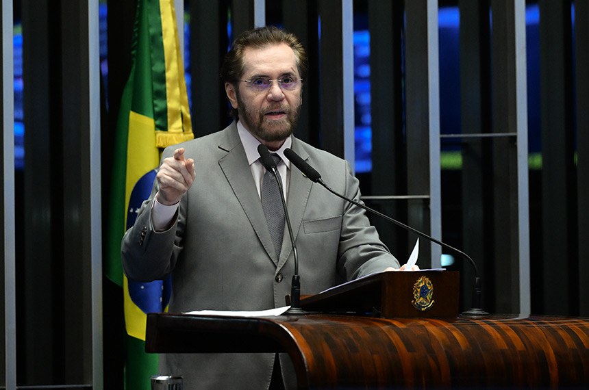 À tribuna, em discurso, senador Plínio Valério (PSDB-AM).