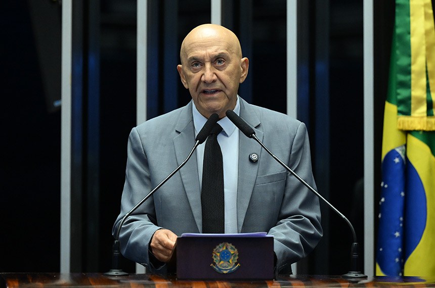 Em discurso, à tribuna, senador Confúcio Moura (MDB-RO).