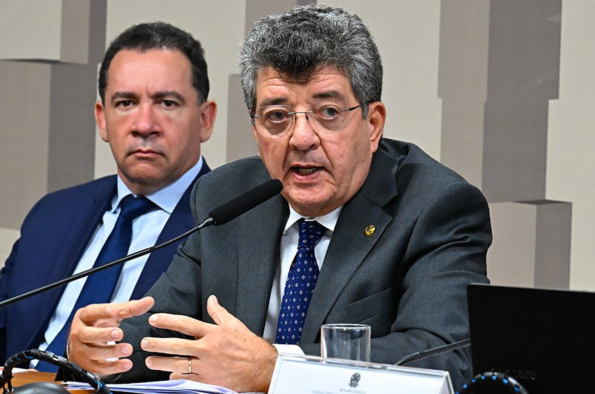 Mesa: 
diretor-presidente da Confederação Nacional das Empresas de Seguros Gerais, Previdência Privada e Vida, Saúde Suplementar e Capitalização (CNseg), Dyogo Oliveira; 
relator da CMMPV 1.309/2025, senador Fernando Farias (MDB-AL).
