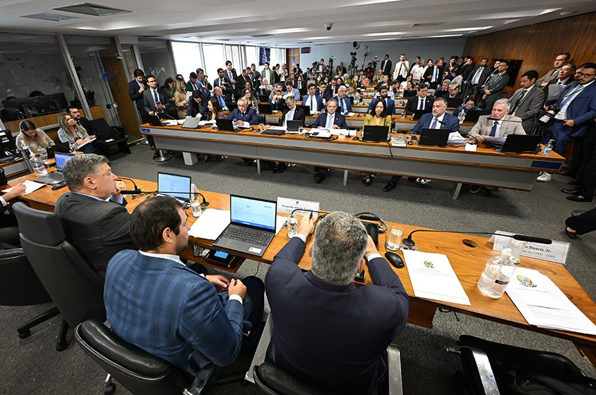 Mesa:
relator da CPMI - INSS, deputado Alfredo Gaspar (União-AL);
coordenador de Comissões Especiais, Temporárias e Parlamentares de Inquérito (Coceti), Leandro Augusto de Araújo Cunha Bueno;
presidente da CPMI - INSS, senador Carlos Viana (Podemos-MG).