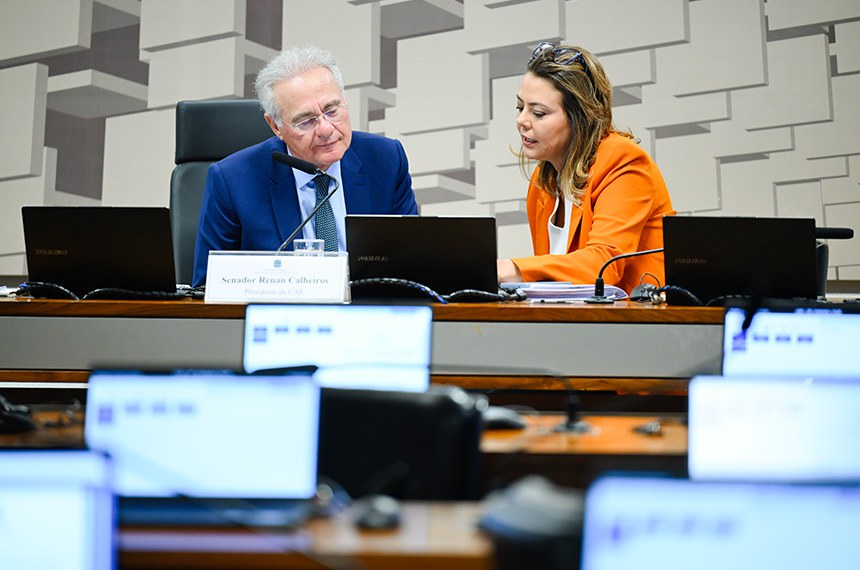 Mesa:
presidente da CAE, senador Renan Calheiros (MDB-AL), conduz reunião;
senadora Leila Barros (PDT-DF).