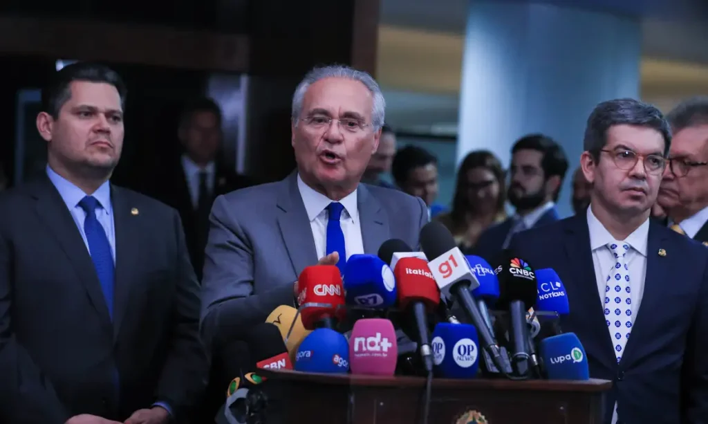 Brasília - 07/10/2025 - Presidente do Congresso, Davi alcolumbre, e senadores, Renan Calheiros (relator do IR no Senado) e Randolfe Rodrigues durante coletiva.  Foto: Lula Marques/Agência Brasil.