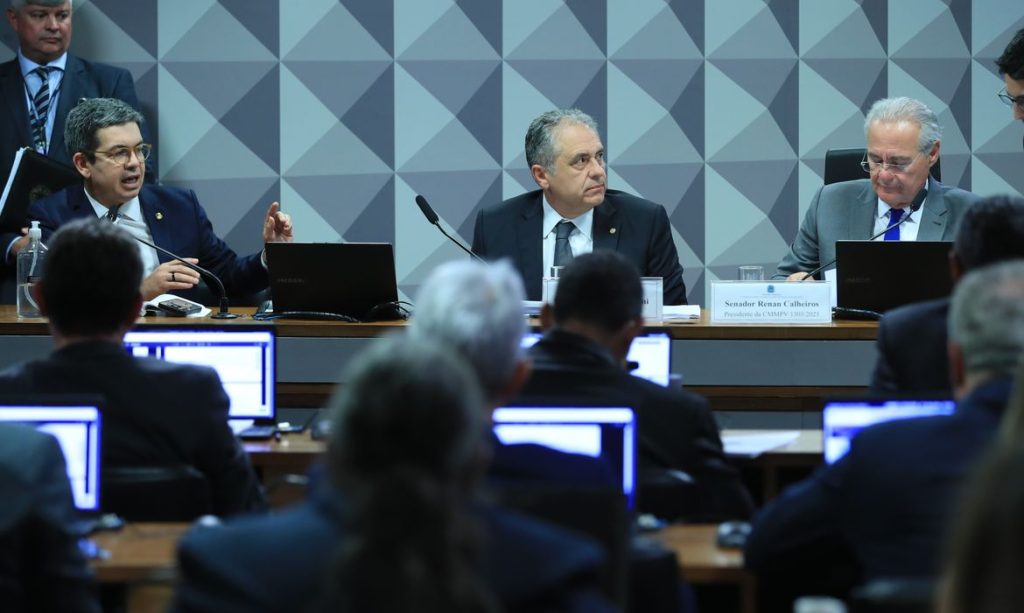 Brasília - 07/10/2025 - Reunião da Comissão Mista da Medida Provisória n° 1303  para apreciar e votar o parecer do deputado Carlos Zarattini (PT-SP). A MP trata da tributação de aplicações financeiras ate então isentas (como LCA e LCI) e de criptomoedas.Foto: Lula Marques/Agência Brasil.