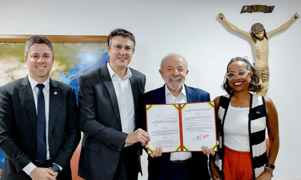 Brasília (DF), 02/10/2025 – MEC lança compromisso pelo ensino da matemática
Política pública prevê fortalecimento do regime de colaboração entre os entes federativos, articulação entre os sistemas de avaliação educacional e assistência técnica e financeira para a melhoria da aprendizagem.
Foto: Ricardo Stuckert/PR