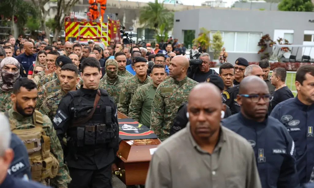 Rio de Janeiro (RJ), 30/10/2025 – Enterro do sargento da Polícia Militar, Heber Carvalho da Fonseca no Cemitério Jardim da Saudade, em Sulacap, no Rio de Janeiro. Foto: Tomaz Silva/Agência Brasil