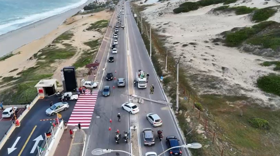 Motorista perde o controle de carro e derruba poste na Via Costeira em Natal — Foto: Kleber Teixeira/Inter TV Cabugi
