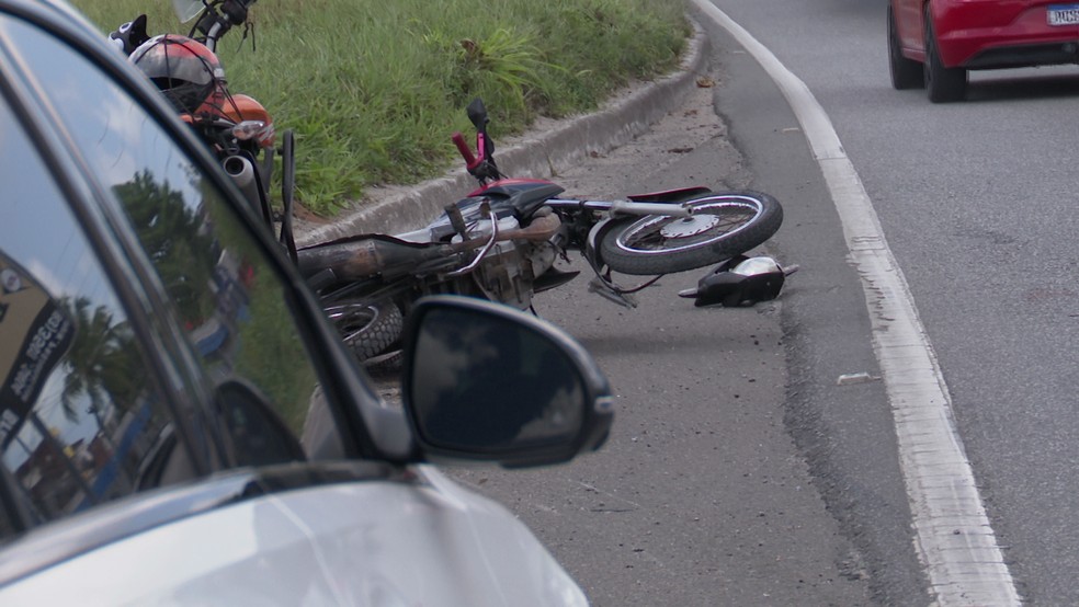 Motociclista morreu ao colidir com um carro na BR-101, em João Pessoa — Foto: TV Cabo Branco/Reprodução