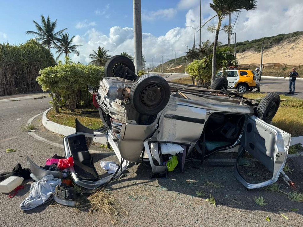 Motorista fica ferido e é socorrido após capotar veículo na Via Costeira — Foto: Sérgio Henrique Santos/Inter TV