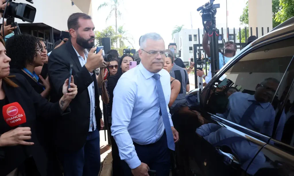 Brasília (DF), 22/11/2025 - João Henrique, da equipe de defesa do ex-presidente, em frente a sede da Polícia Federal após a prisão de Jair Bolsonaro. Foto: Valter Campanato/Agência Brasil
