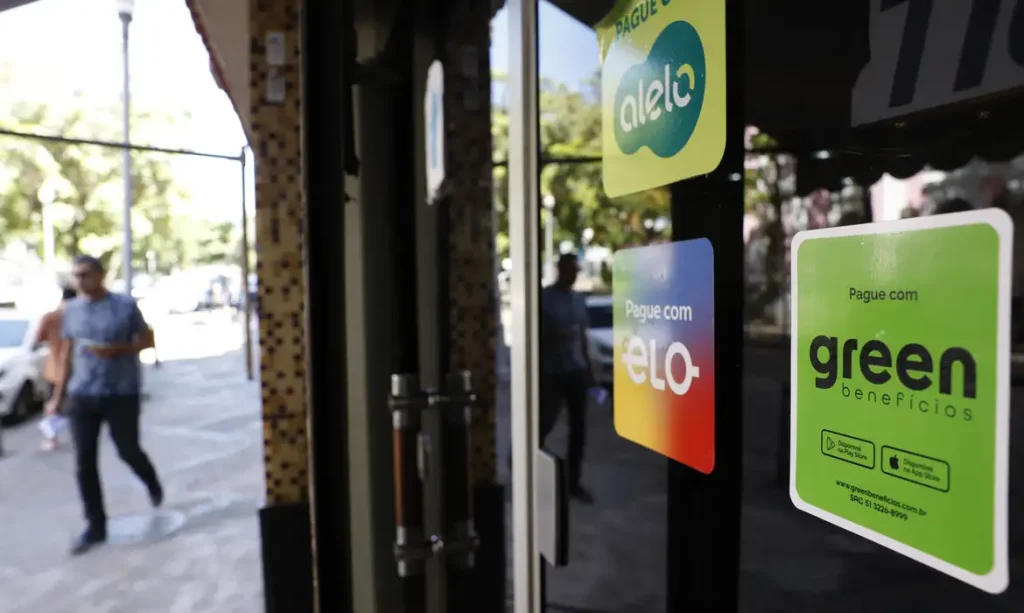 Rio de Janeiro (RJ), 12/01/2025 – Adesivos de operadoras de cartões de benefícios em restaurante. Novo decreto moderniza o Programa de Alimentação do Trabalhador (PAT) e traz novas regras ao sistema de vale-alimentação e vale-refeição. Foto: Fernando Frazão/Agência Brasil