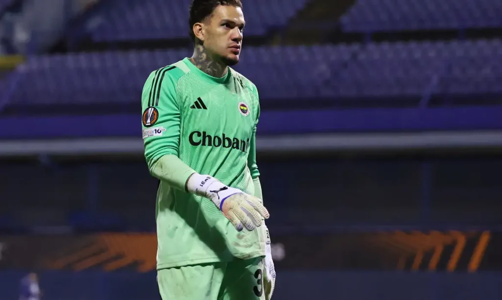 Ederson em jogo do Fenerbahce contra Dinamo Zagreb 
 24/9/2025   REUTERS/Antonio Bronic