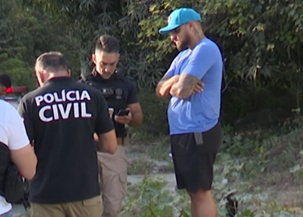 Suspeito que é enteado da vítima permaneceu no local durante a perícia — Foto: Reprodução/TV Cabo Branco