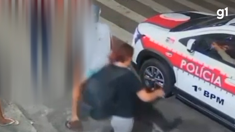 Policial militar atira em homem que estava trabalhando após tentar abordar suspeito em moto, em João Pessoa — Foto: TV Cabo Branco