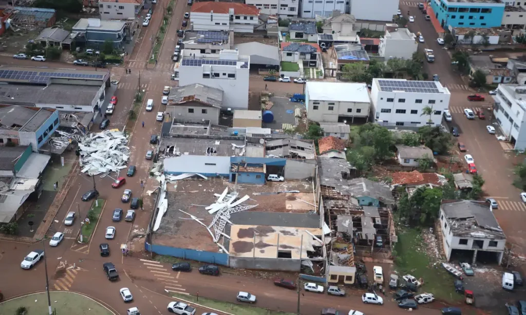 Paraná 08/11/2025 - Ciclone extratropical causa destruição no Paraná; 60 mil casas estão sem energia. Foto: Ari Dias/AEN