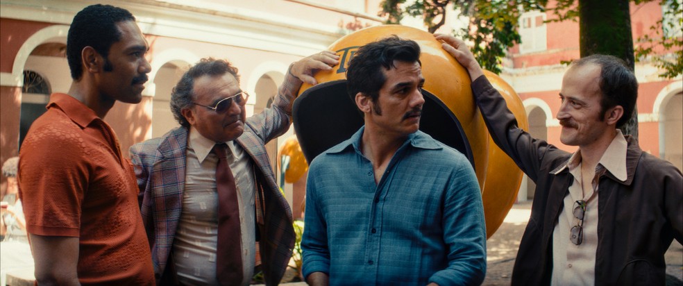 Ítalo Martins, Robério Diógenes, Wagner Moura e Igor de Araújo em cena de 'O agente secreto' — Foto: Divulgação