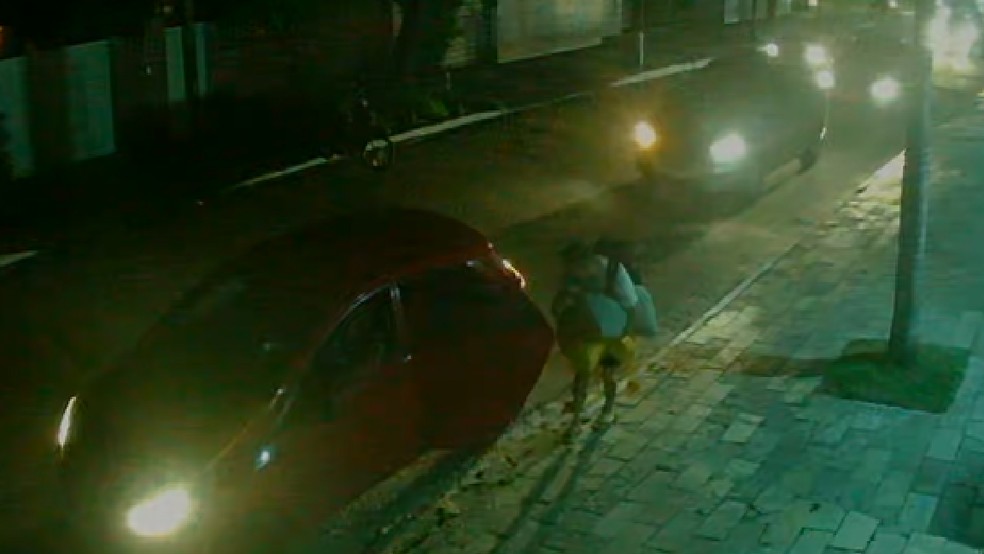 Pai teria enrolado filho em lençóis para transportá-lo em carro por aplicativo — Foto: Polícia Civil