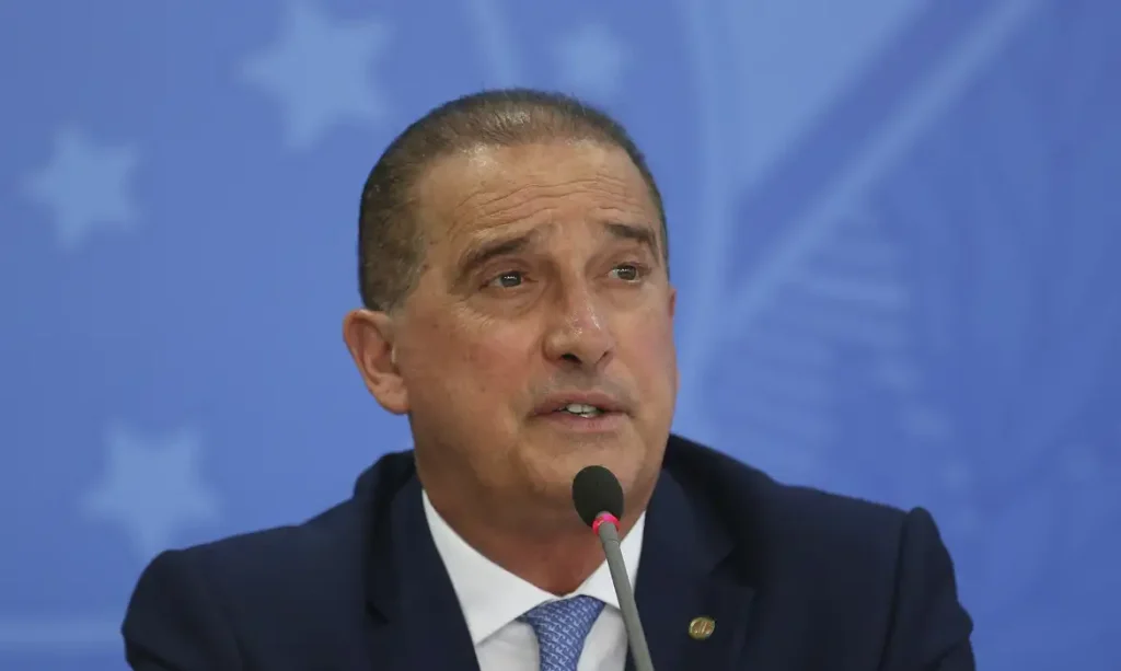 O ministro do Trabalho e Previdência, Onyx Lorenzoni, fala à imprensa após o Lançamento de Novas Entregas do Programa Renda e Oportunidade