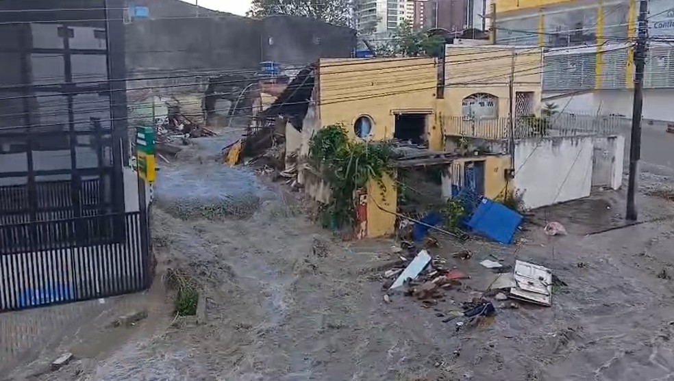 Reservatório de água rompe em Campina Grande — Foto: Reprodução/TV Cabo Branco
