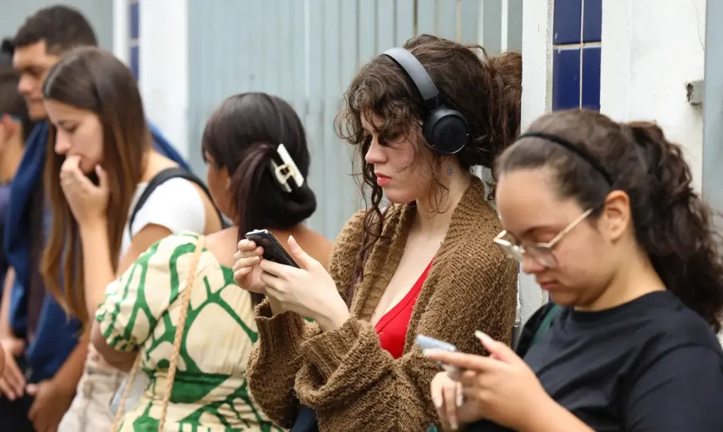 Rio de Janeiro (RJ), 16/11/2025 – Estudantes aguardam abertura dos portões no segundo dia do Exame Nacional do Ensino Médio (Enem), no Cefet Maracanã, na zona norte do Rio de Janeiro. Foto: Tomaz Silva/Agência Brasil