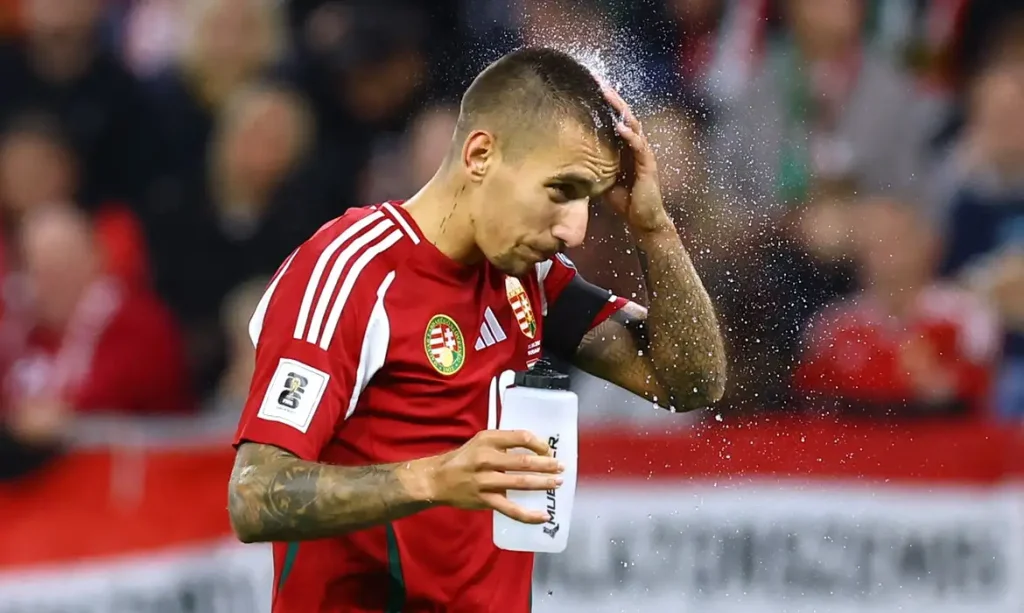 Daniel Lukacs durante pausa para hidratação no jogo entre Hungria e Armênia
 11/10/2025   REUTERS/Bernadett Szabo