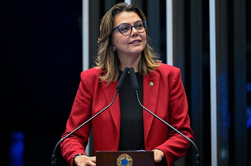 À tribuna, em discurso, senadora Leila Barros (PDT-DF).