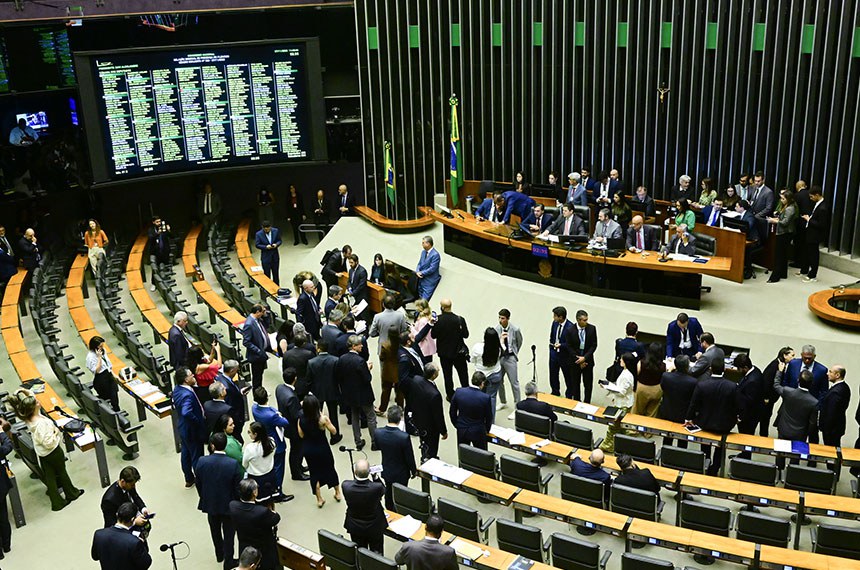 Parlamentares à bancada.