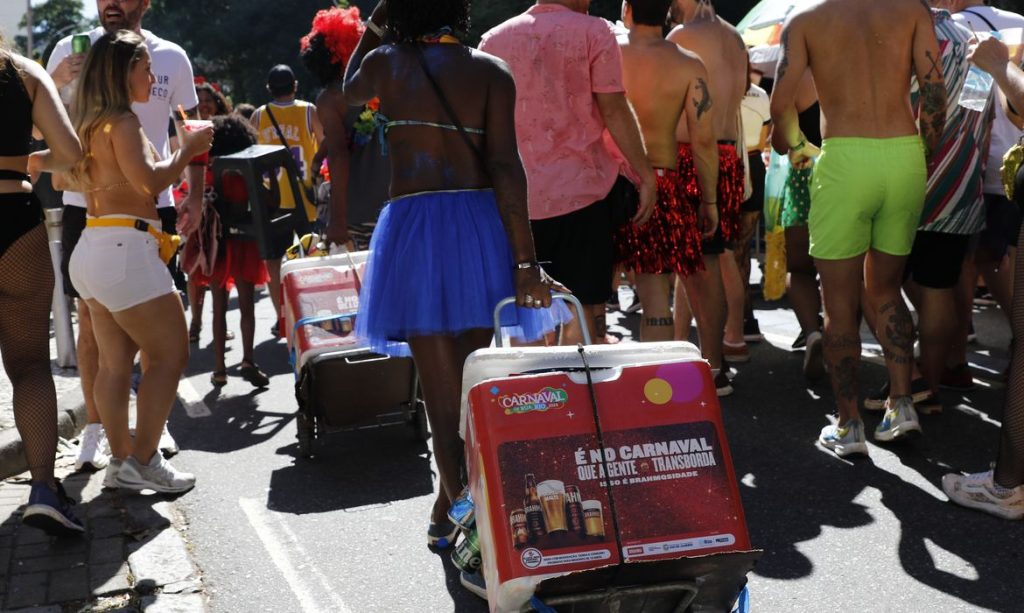 Rio de Janeiro (RJ) 10/02/2024 – Vendedores ambulantes no blocos de carnaval no centro da cidade. Foto: Fernando Frazão/Agência Brasil