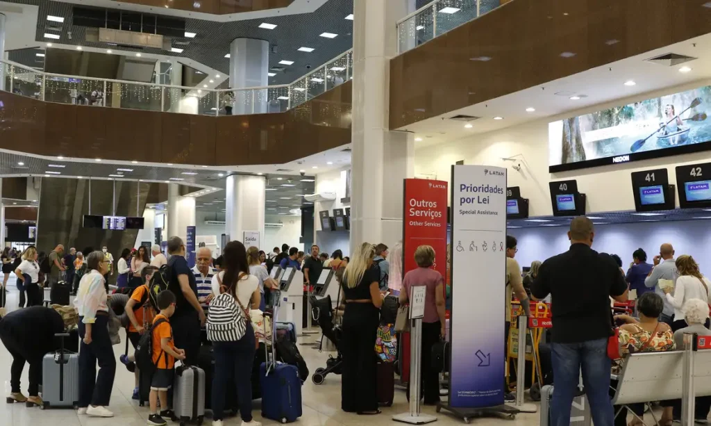 Movimento de passageiros no Aeroporto Santos Dumont no primeiro dia de greve dos aeronautas.
