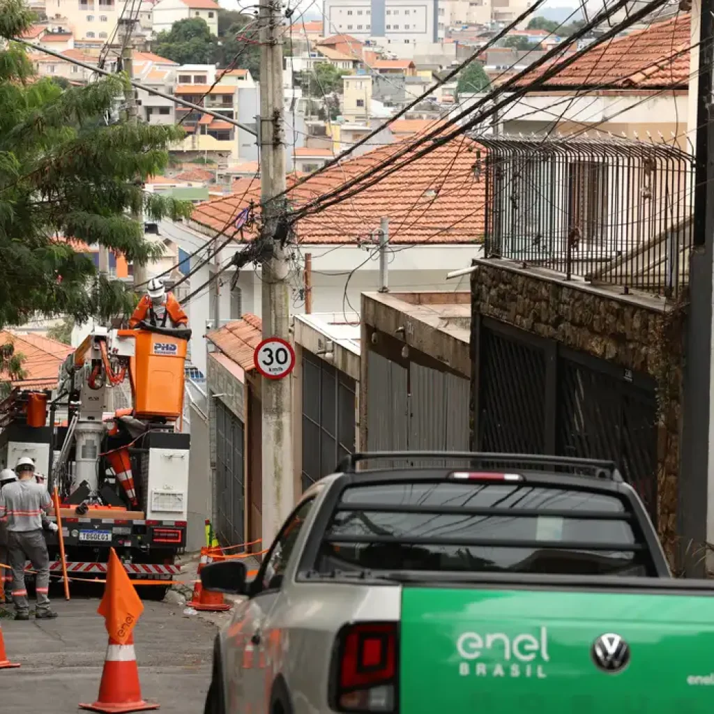 São Paulo (SP), 02/07/2025 - Trabalhadores da Enel trabalham para restabelecer a luz na Freguesia do Ó após rompimento de tubulação da Companhia de Saneamento Básico do Estado de São Paulo - Sabesp na rua Chico Paula. Foto: Rovena Rosa/Agência Brasil