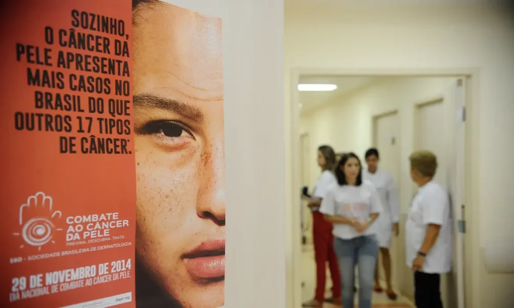 Pacientes são examinados durante campanha do Dia Nacional de Combate ao Câncer de Pele no Hospital Federal de Ipanema.(Fernando Frazão/Agência Brasil)