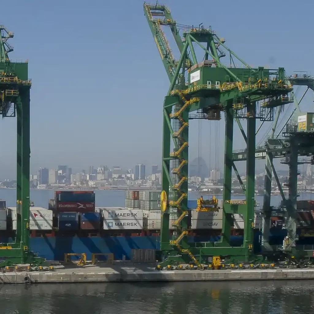 Atracação de navios no Caís do Porto do Rio de Janeiro, guindaste, container.