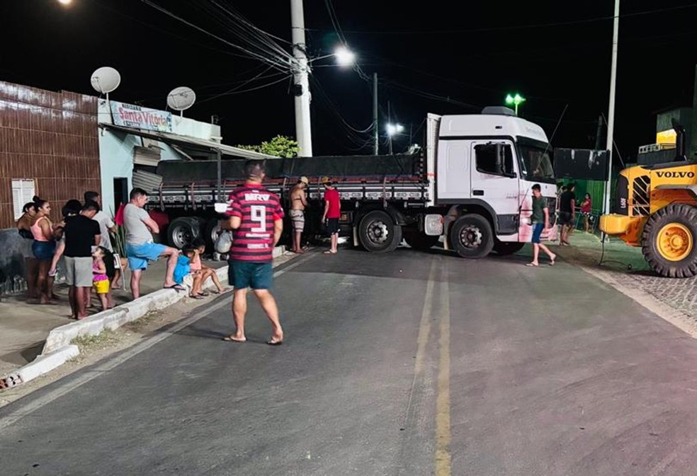 Caminhão atinge casa e comércio em Carnaúba dos Dantas, no RN — Foto: CPRE/Cedida
