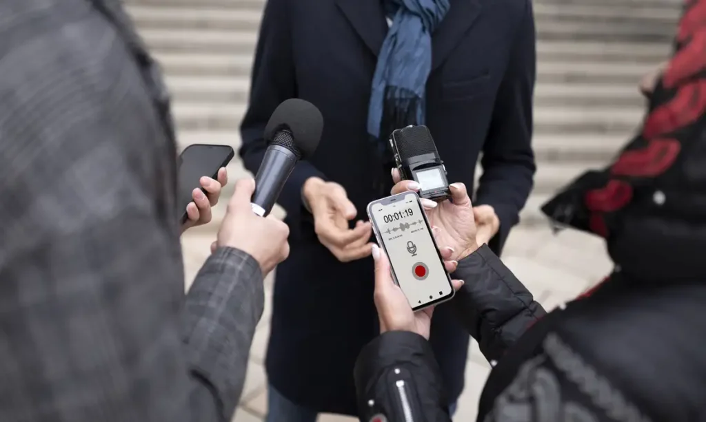 Entrevista com microfones. Foto: Freepick