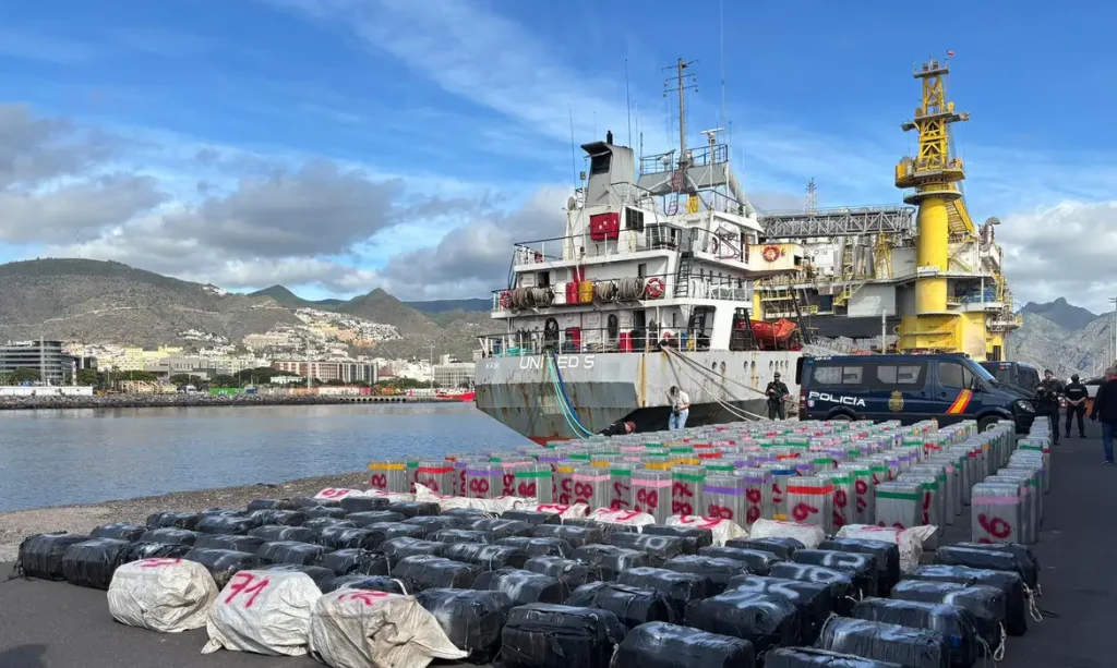 13/01/2026 - Um navio mercante foi interceptado no Oceano Atlântico enquanto escondia quase 10 toneladas de cocaína em meio a uma carga de sal. Foto: Polícia Nacional da Espanha