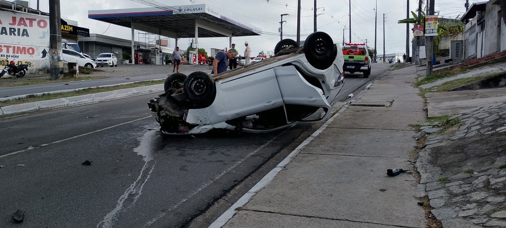 Carro bate em poste, capota e deixa importante avenida interditada em João Pessoa — Foto: Alisson Correia/TV Cabo Branco