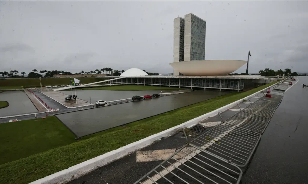 Brasília (DF) 31/01/25 Grades que cerca o Congresso nacional foi quase toda para o chão durante a forte chuva que caiu na Esplanada dos Ministérios. Foto Lula Marques/ Agência Brasil