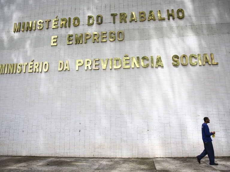 Brasília - Esplanada - Brasília (DF), 10/04/2023 - Fachada do ministério do Trabalho e Emprego e do ministério da Previdência Social.