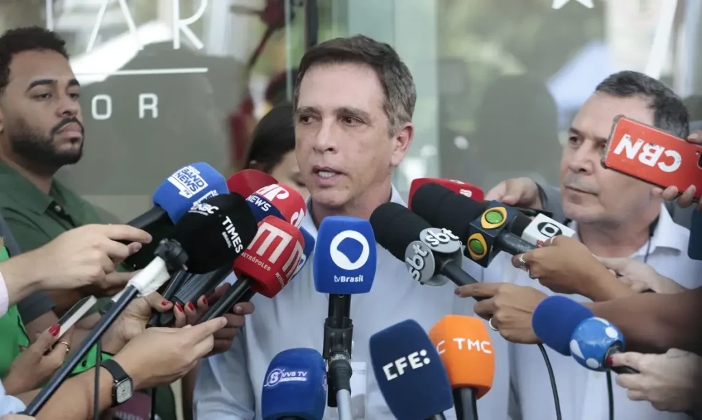 Brasília (DF), 31/12/2025 - O cardiologista  Brasil Caiado e o cirurgião Claudio Birolini durante entrevista coletiva para falar sobre situação médica do ex-presidente Jair Bolsonaro, que está internado após fazer cirurgia. Foto: Bruno Peres/Agência Brasil