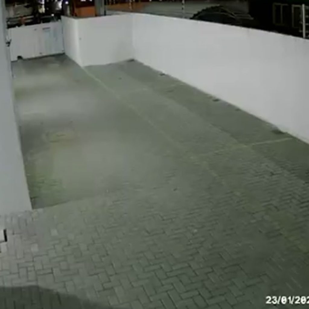 Vídeo mostra mulher carregando caixa que estaria com corpo de bebê achado em lata de lixo na PB — Foto: Reprodução