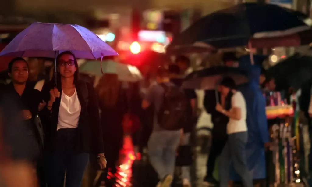 São Paulo (SP), 31/03/2025 - Pessoas durante chuva na Avenida Paulista. Foto: Paulo Pinto/Agência Brasil