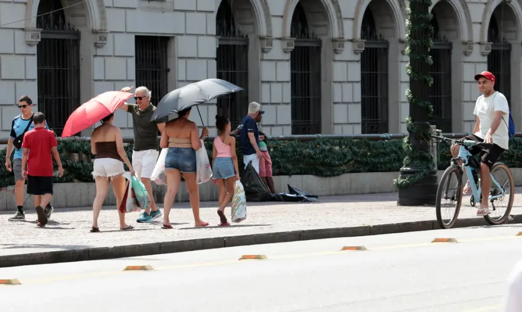 São Paulo (SP), 27/12/2025 - Pessoas na rua durante forte onda de calor. Operação Altas Temperaturas em São Paulo, devido ao forte calor na cidade. Foto: Paulo Pinto/Agencia Brasil