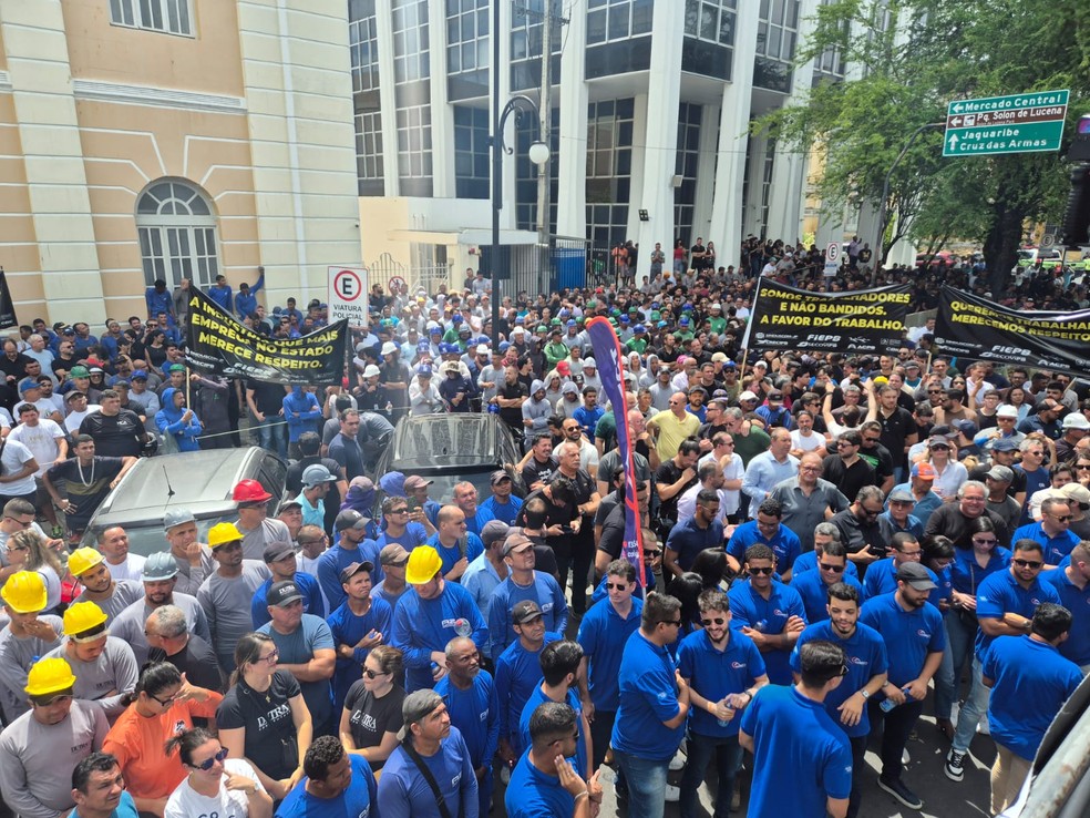 Manifestantes se reuniram no Pavilhão do Chá e seguiram para a frente da sede do TJPB — Foto: Rafaela Gambarra/g1