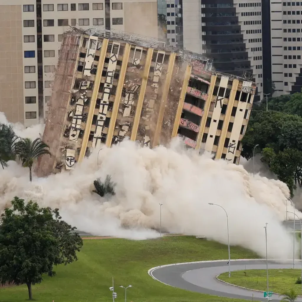 Brasília (DF) 25/01/2025 Torre Palace, o primeiro hotel de luxo de Brasília, foi implodido na manhã de hoje. Foto: Fabio Rodrigues-Pozzebom/ Agência Brasil
