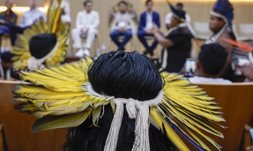 Belém (PA), 14/11/2025 - Indígenas Munduruku do Baixo Tapajós se reúnem com autoridades, entre elas o presidente da COP 30, André Corrêa do Lago, a ministra do Meio Ambiente, Marina Silva e a ministra  dos Povos Indígenas, Sonia Guajajaras, no auditório do Tribunal de Justiça de Belém.
Foto: Tânia Rêgo/Agência Brasil